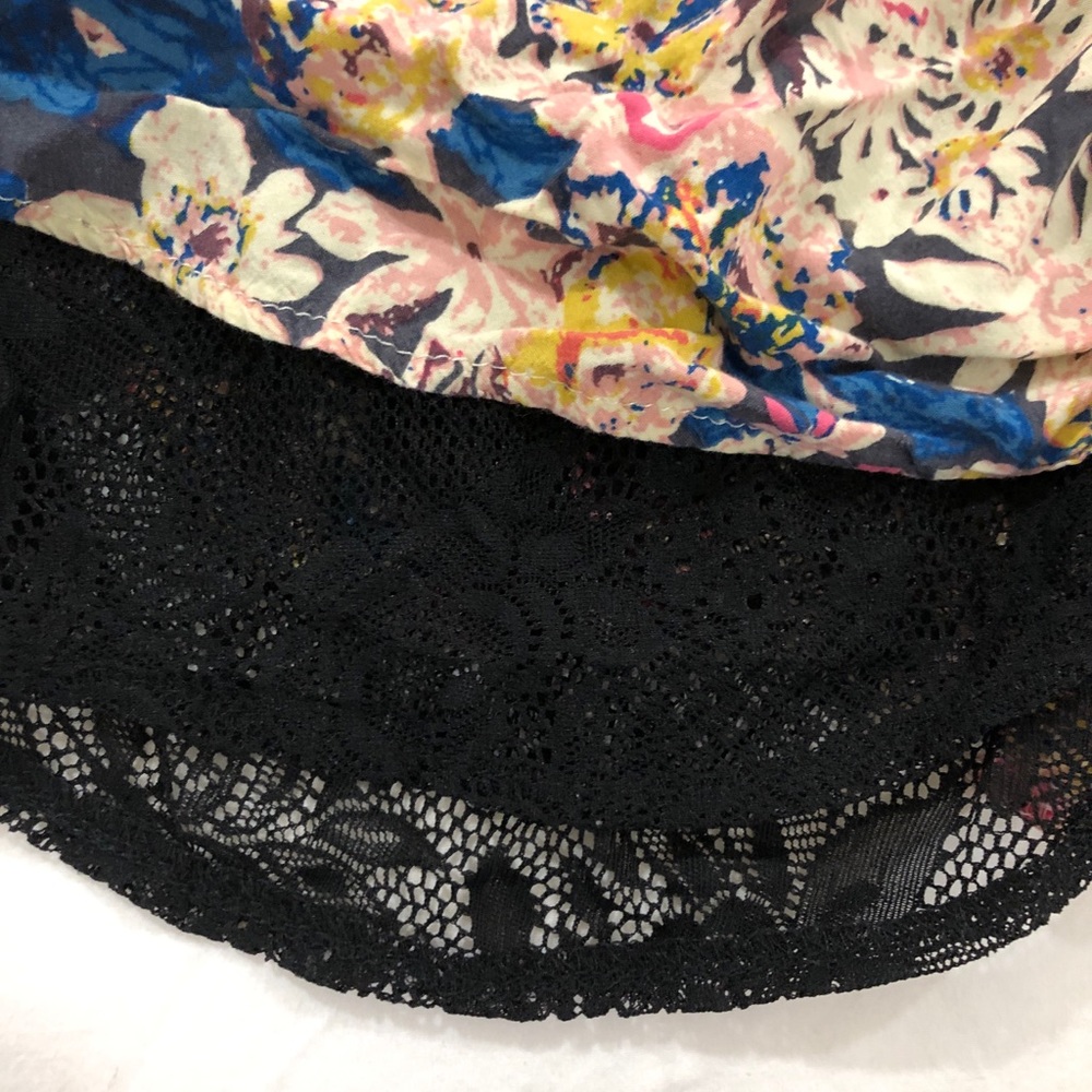 Floral and lace shorts - Picture 2 of 3